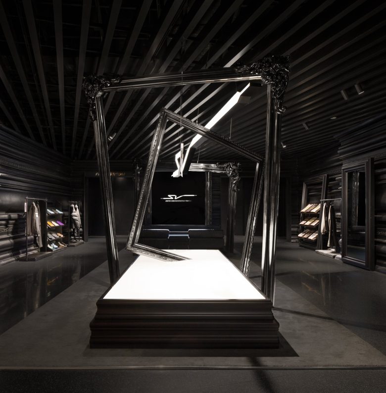 черный торговый зал ANTA Basketball Arena с необычными витринами