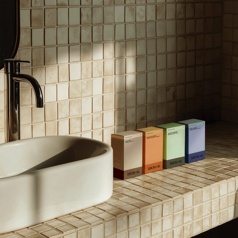 четыре коробки около раковины Sundra Hill