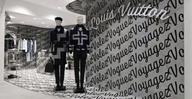 Чёрно-белая витрина магазина мужской одежды бренда Louis Vuitton