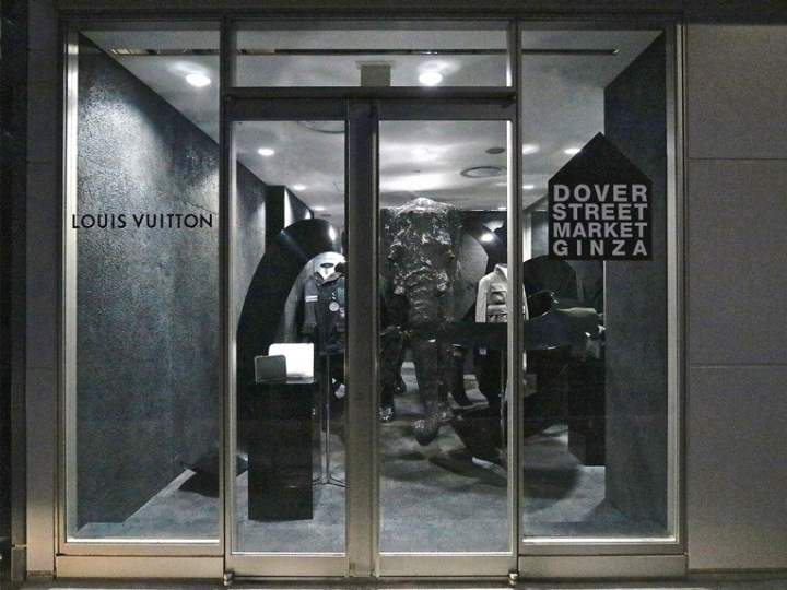 Стеклянная чёрно-белая витрина магазина