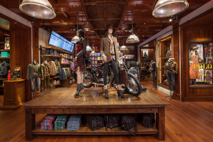 Яркий дизайн интерьера бутика одежды Polo Ralph Lauren в Нью Йорке