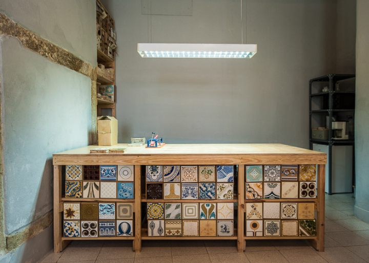 Стол для нарезки плитки в магазине Cortico & Netos в Португалии