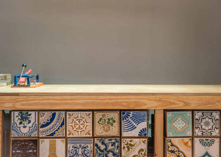Стол для нарезки плитки в магазине Cortico & Netos в Португалии