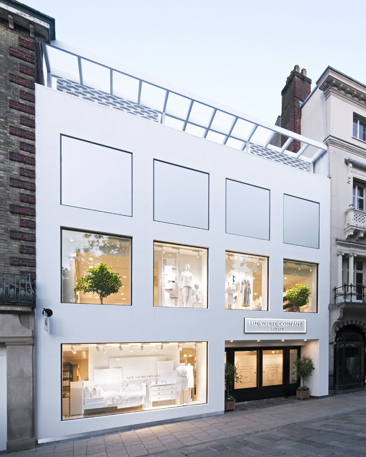 Светлый дизайн интерьера магазина товаров для дома The White Company в Англии