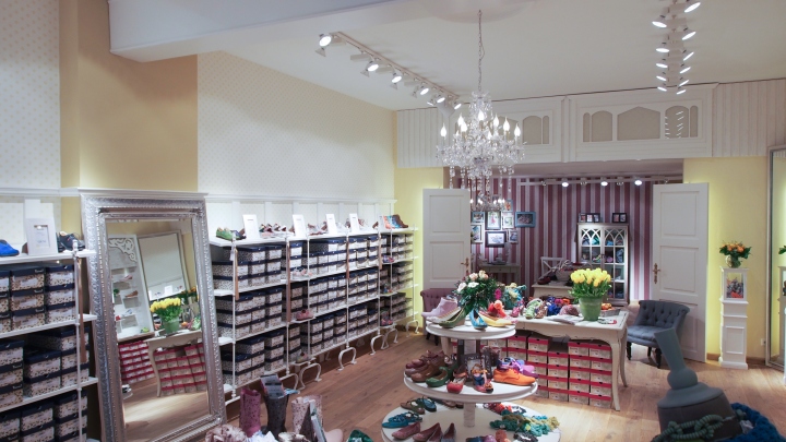 Красивый интерьер магазина обуви Deerberg Versand в Мюнстере
