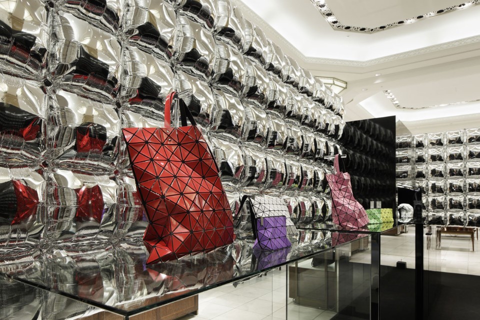 Декор интерьера магазина: яркий дизайн сумок