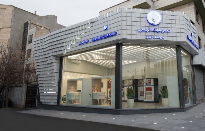 Декор магазина керамической плитки в Тегеране, Иран: фасад днём