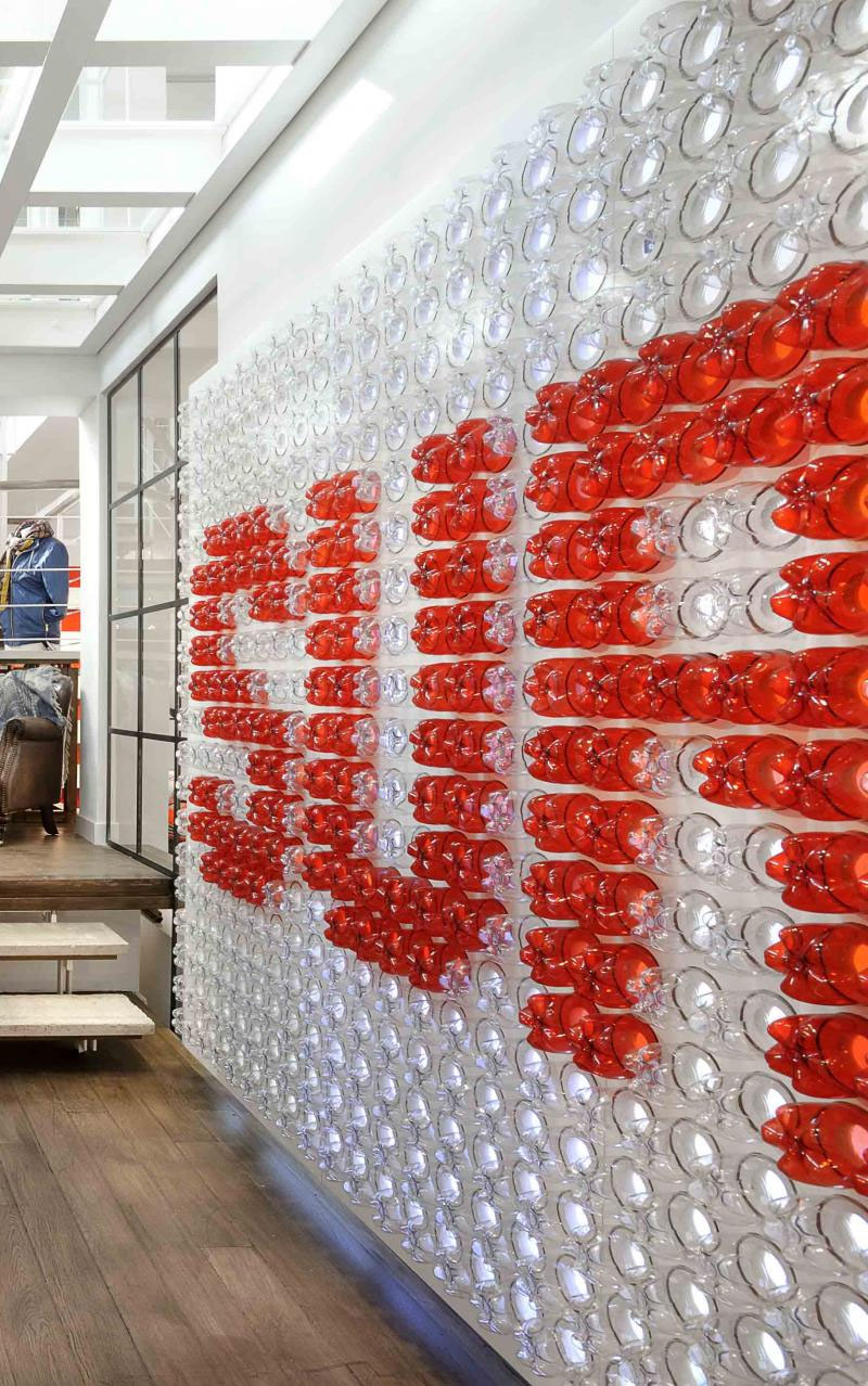 Декор стены в магазине пластиковыми бутылками - Фото 1