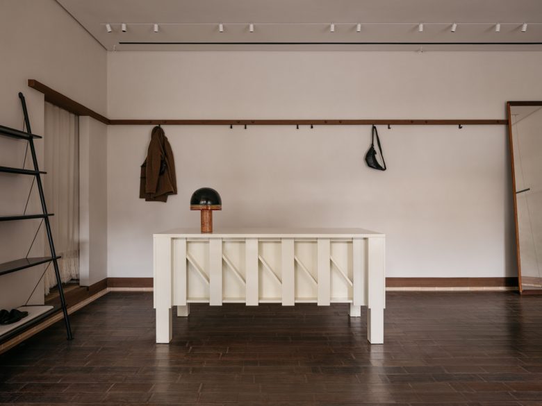 деревянные вешалки на стене Lemaire boutique