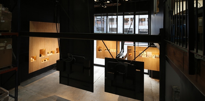 Дерево в интерьере магазина Joya Studios в Нью-Йорке: контраст между торговым залом и цехом