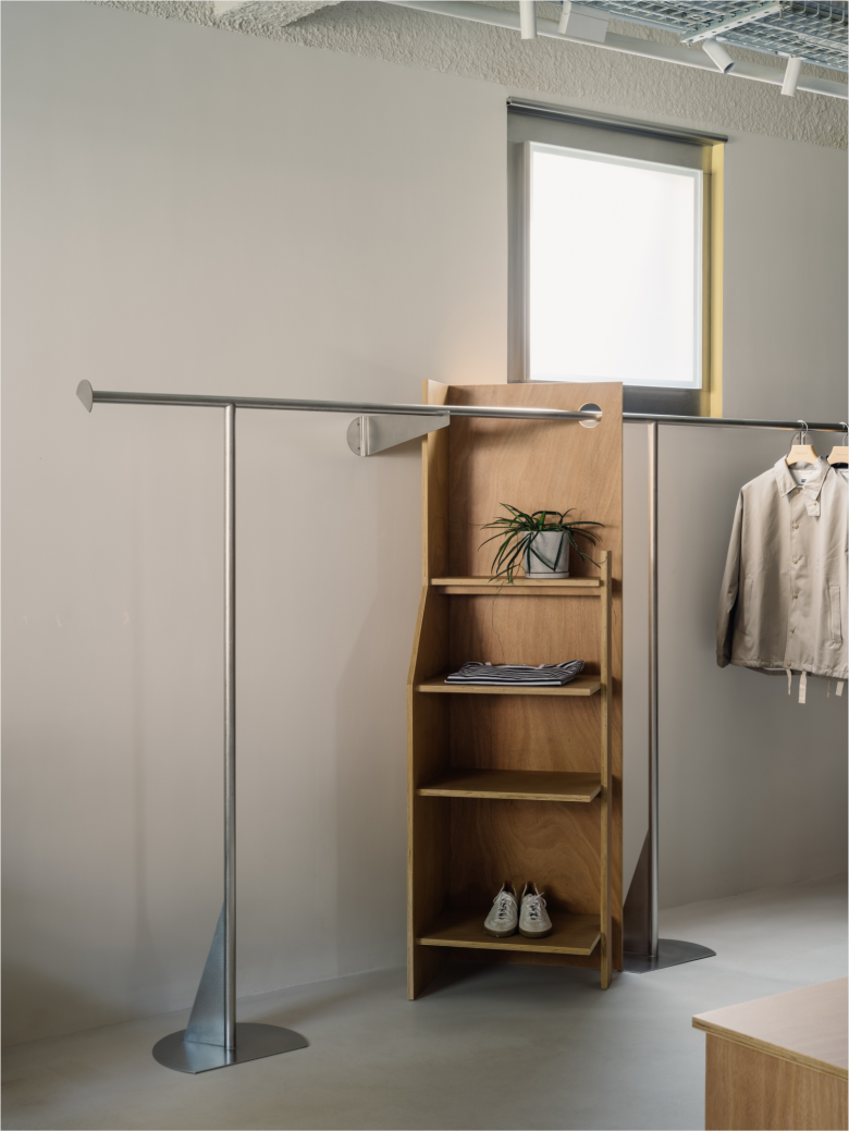 деревянная витрина и вешала Element store