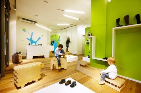 Креативное оформление детского обувного магазина от дизайн-студии Designwerkstatt