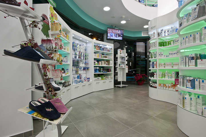 Стильный и креативный дизайн аптеки, разработанной по проекту Innovo Constructions в Греции