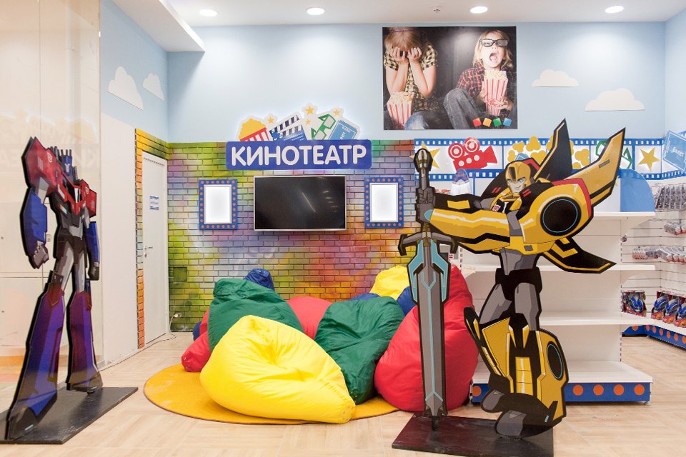 Детский кинотеатр с креслами мешками в «Детском мире» в Москве