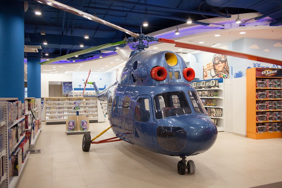 Модель вертолёта в магазине игрушек «Детский мир» в Москве