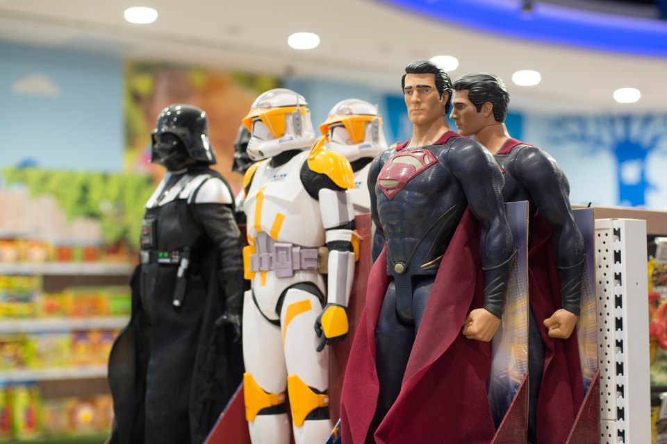 Армия борьбы со Злом во главе с Суперменом и Героем Звёздных войн в «Детском мире» в Москве