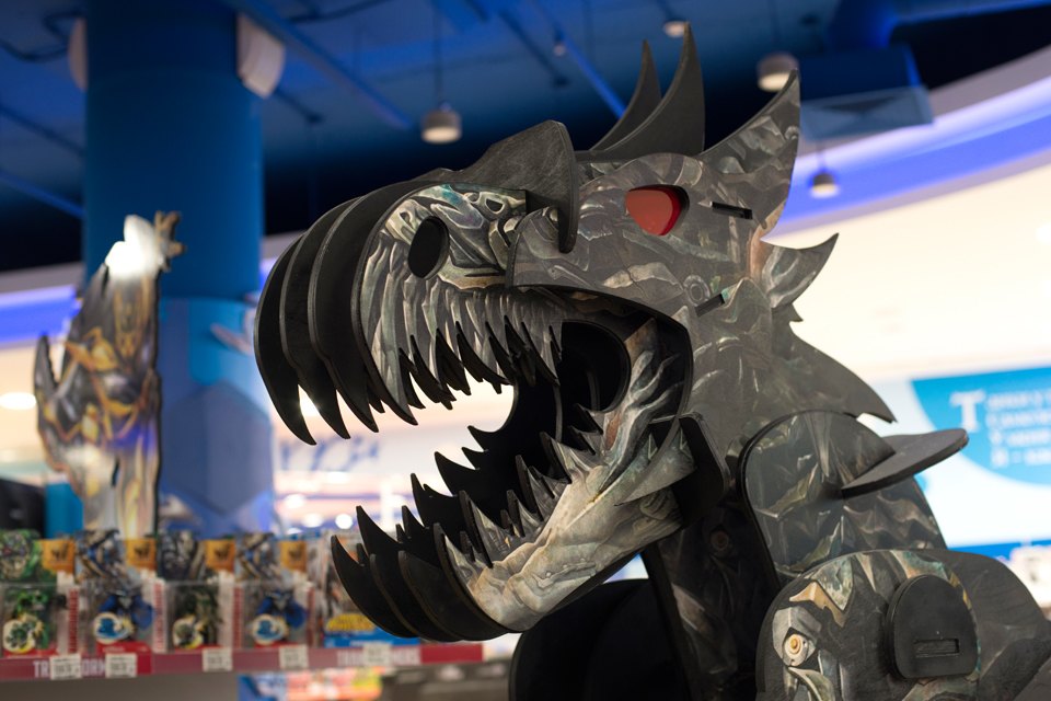 Необычные металлические динозавры-роботы в оформлении магазина игрушек «Детский мир» в Москве