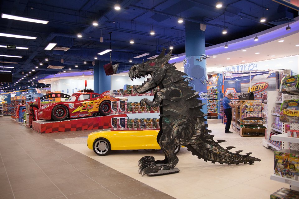 Металлические динозавры-роботы в оформлении магазина игрушек «Детский мир» в Москве