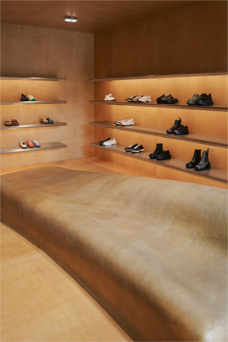 диванчик в торговом зале Camper Store