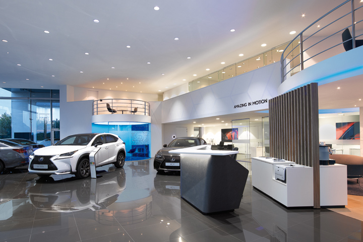 Дизайн автосалона Lexus - много света и глянцевых поверхностей