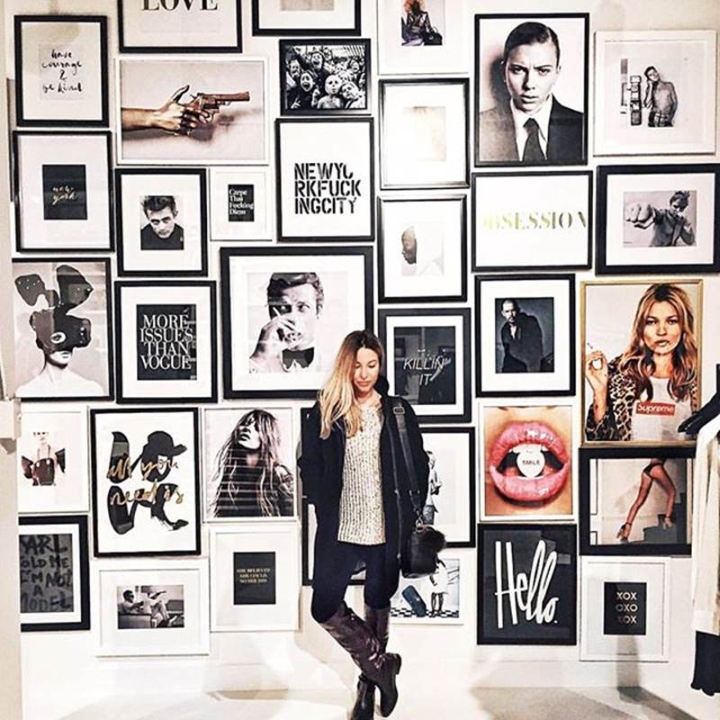 Фотографии на стене в дизайне бутика одежды