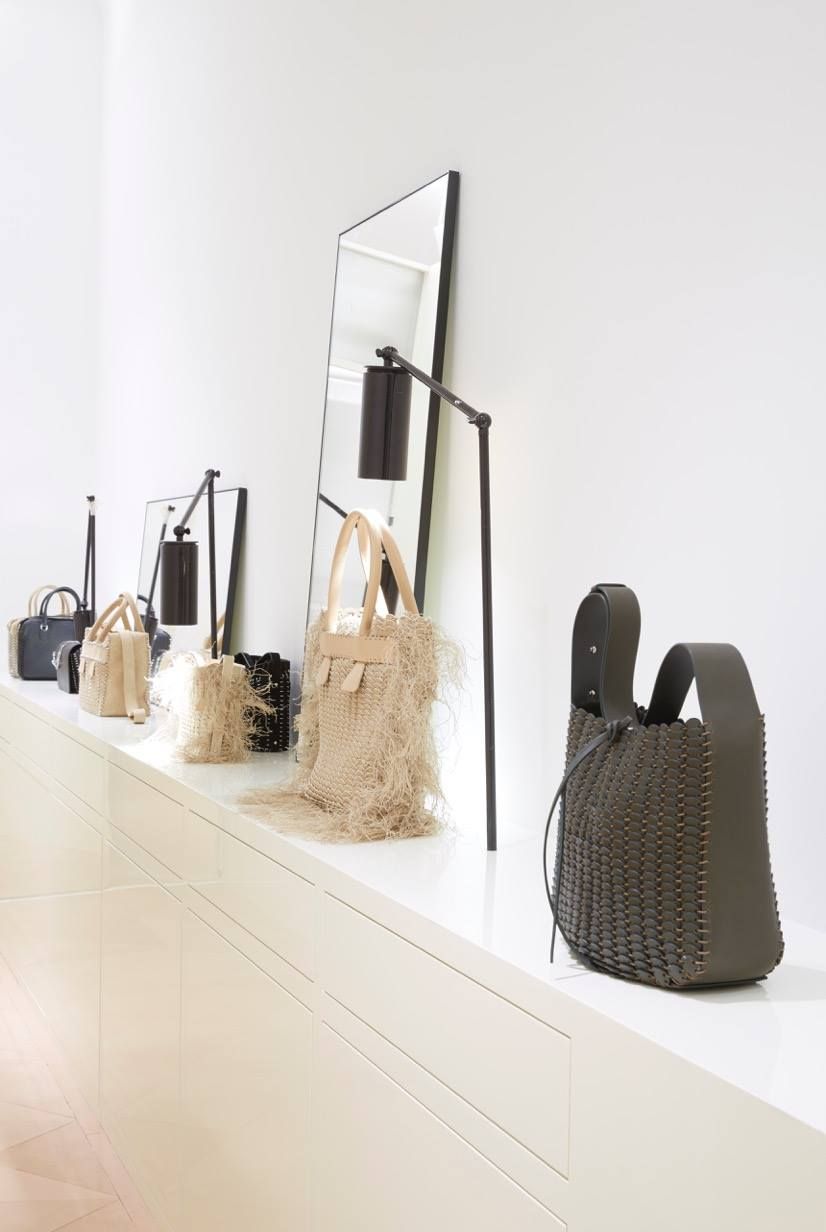 Современный дизайн бутика одежды Paco Rabanne - сумки из коллекции