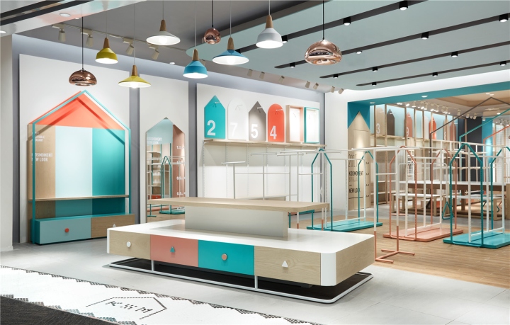 Дизайн детского магазина Kidsmoment - разноцветный стеллаж