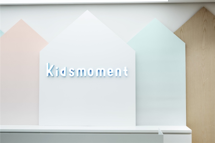 Дизайн детского магазина Kidsmoment - фирменный логотип