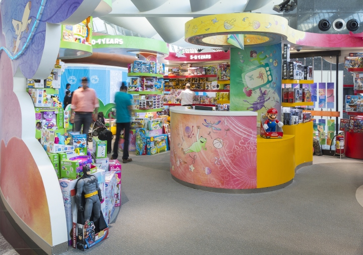 Дизайн детского магазина Swoosh - цветные прилавки