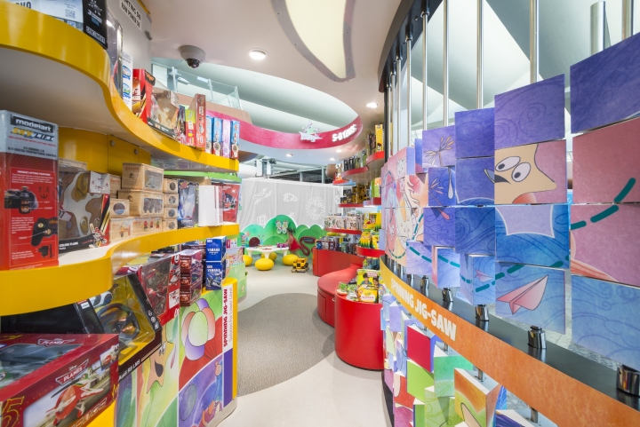 Дизайн детского магазина Swoosh - закруглённые стеллажи