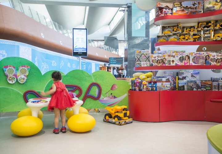 Дизайн детского магазина Swoosh - красный стеллаж