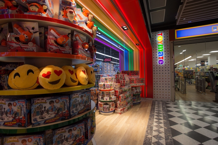 Яркий дизайн детского магазина игрушек в Сиднее: необычная радужная арка