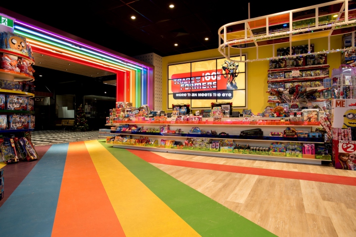 Яркий дизайн детского магазина игрушек в Сиднее: радужная дорожка