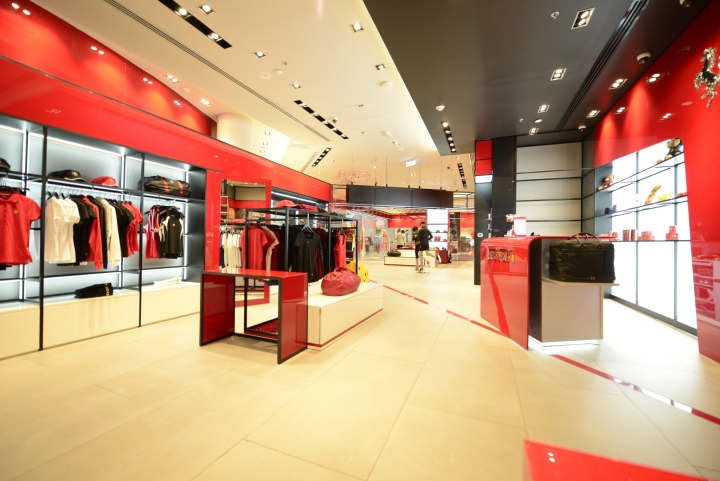Дизайн фирменного магазина Ferrari в торговом центре Dubai Mall