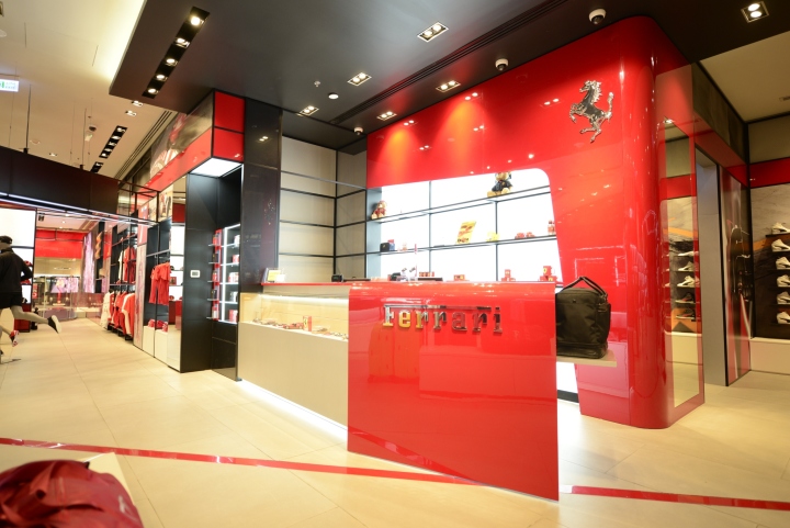 Красочный дизайн фирменного магазина Ferrari
