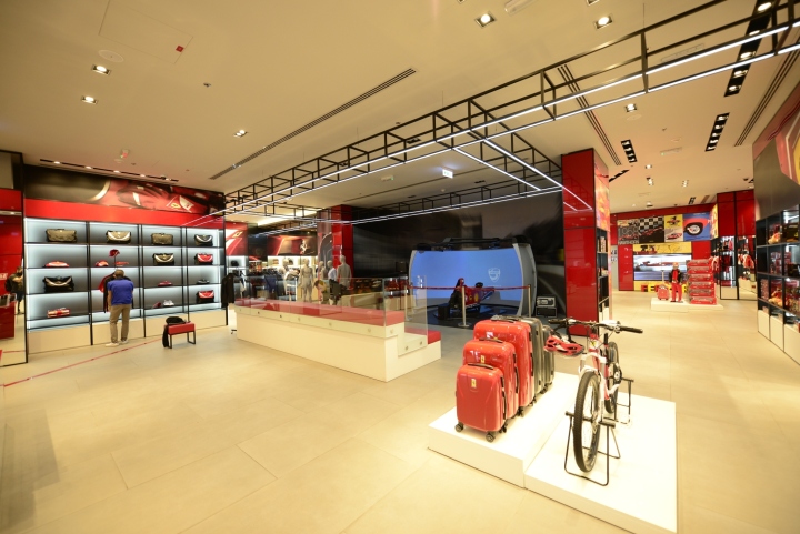 Дизайн фирменного магазина Ferrari  - большое пространство
