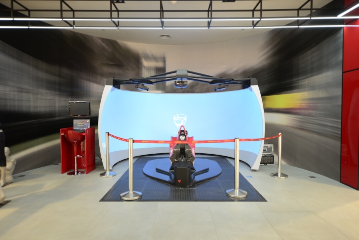 Дизайн фирменного магазина Ferrari  - симуляторы