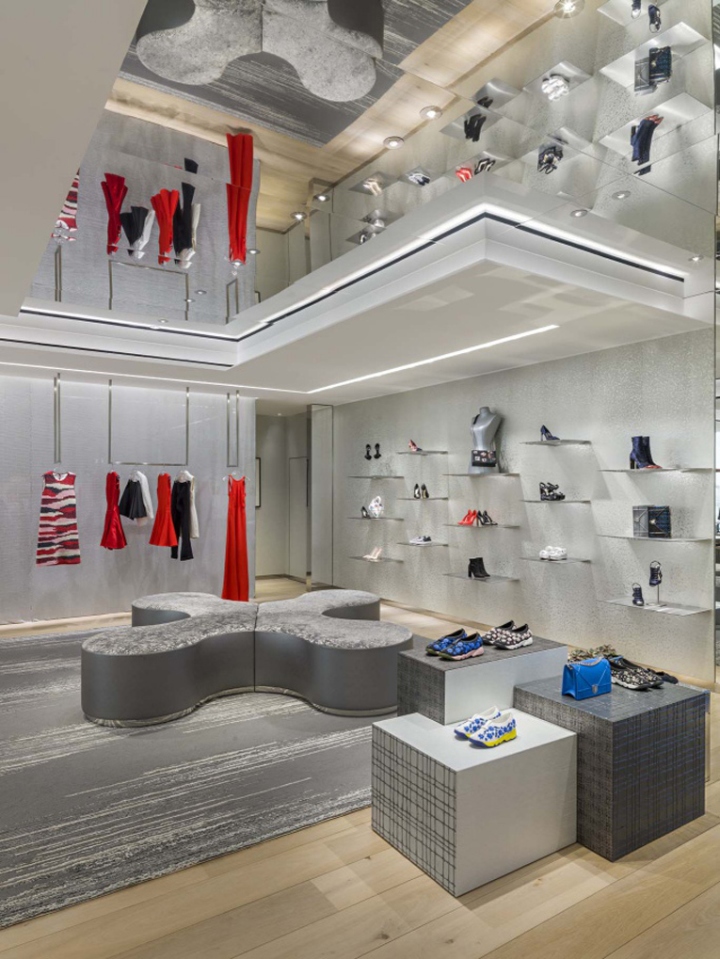 Дизайн фирменного магазина Dior в Мексике - лавочка в форме клевера