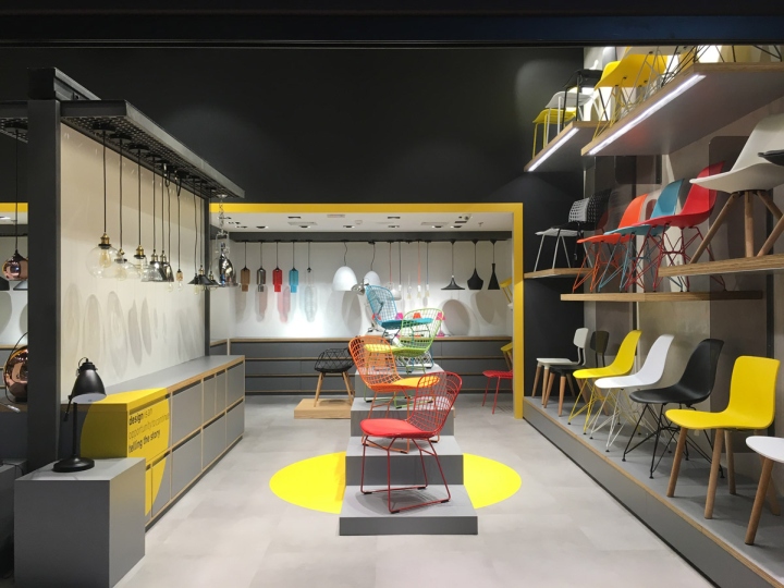 Дизайн интерьера магазина мебели в бразильском Сан-Паулу - яркие стулья