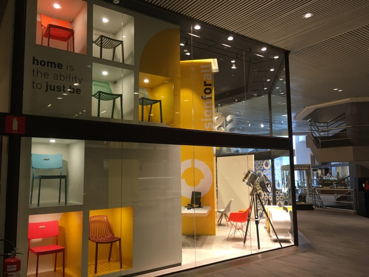 Дизайн интерьера магазина мебели в бразильском Сан-Паулу - яркая витрина с подсветкой