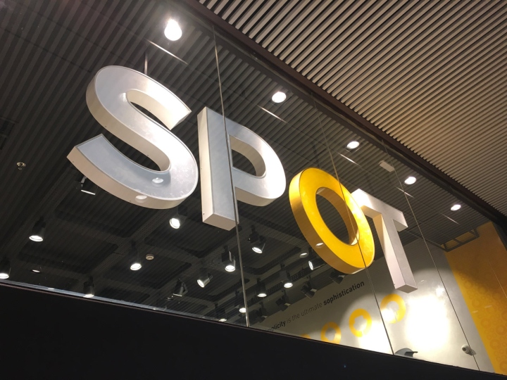 Дизайн интерьера магазина мебели в бразильском Сан-Паулу - выделенная жёлтым буква О в названии магазина