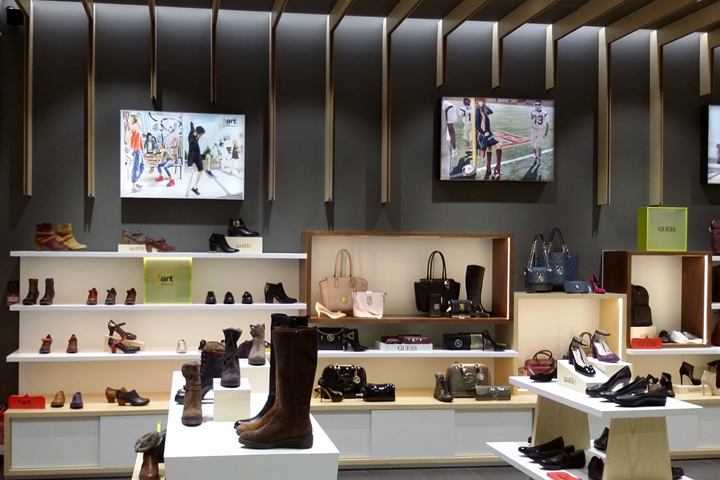 Дизайн интерьера магазина обуви Walk в Испании - фото