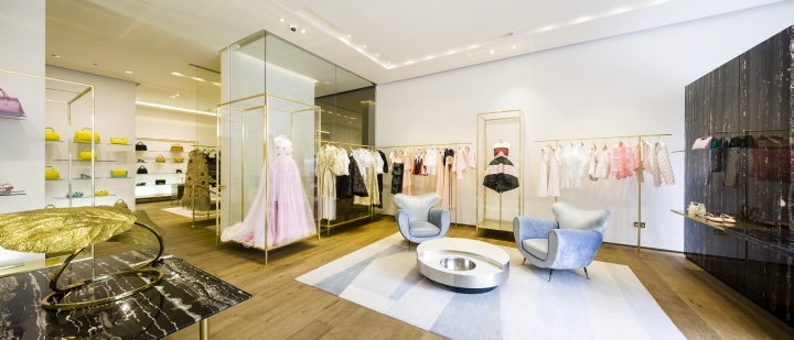 Дизайн интерьера магазина женской одежды итальянских дизайнеров