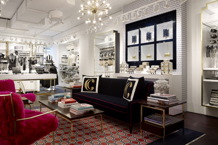 Дизайн интерьера магазина женской одежды от Callison в Нью-Йорке - множество красок на белом фоне