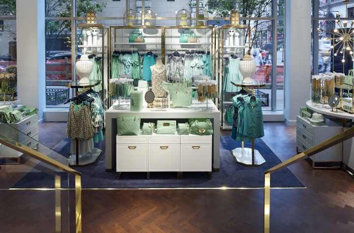 Дизайн интерьера магазина женской одежды от Callison в Нью-Йорке - новинки сезона между этажами