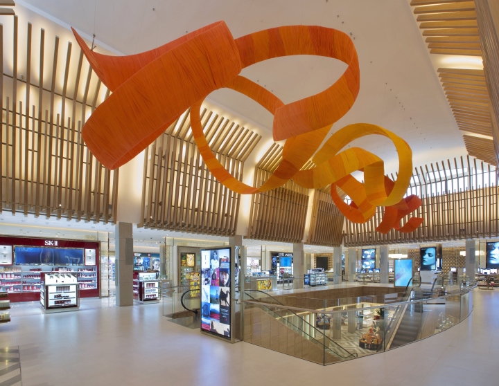 Оранжевая инсталляция под потолком в дизайне интерьера торгового центра