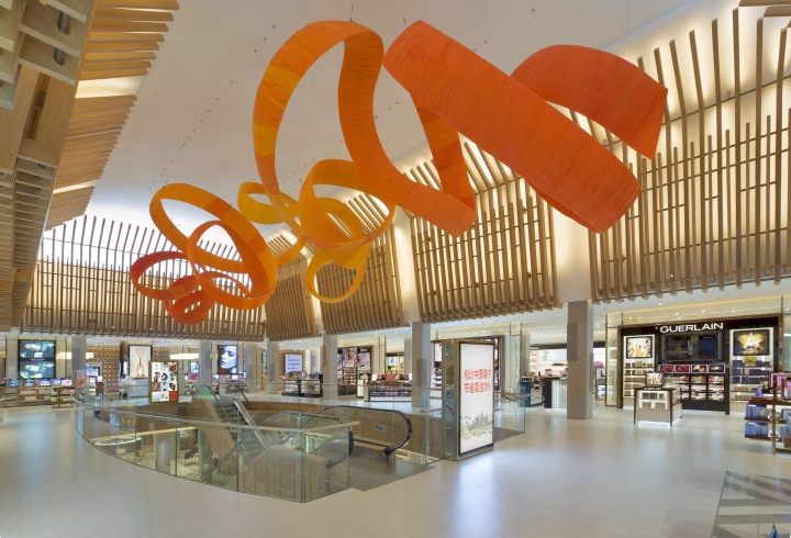 Разнообразные декорации в дизайне интерьера торгового центра - Фото 1