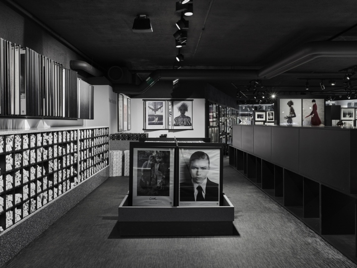 Дизайн интерьера в черно-белых тонах для магазина В Стокгольме, Швеция: фотографии на стенах