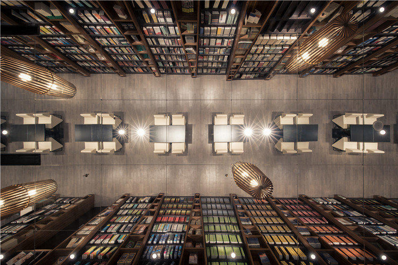 Необычные светильники в дизайне книжного магазина