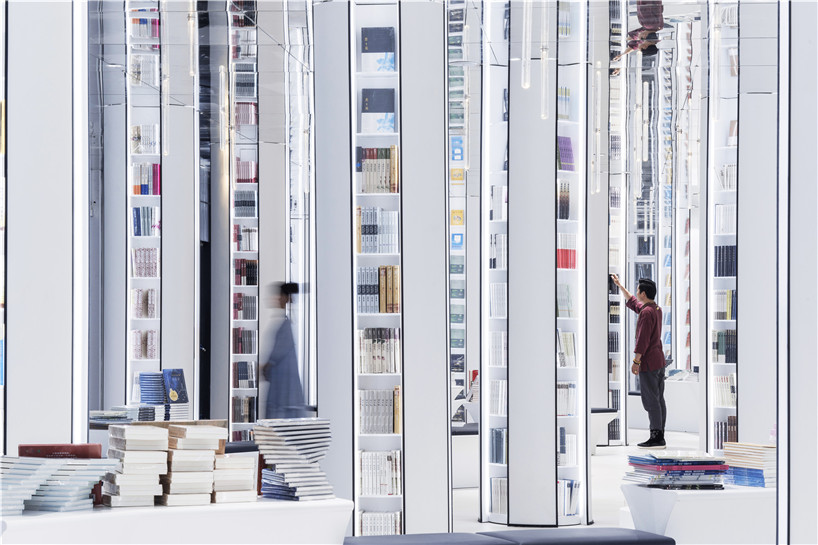 Высокие белые стеллажи в дизайне книжного магазина